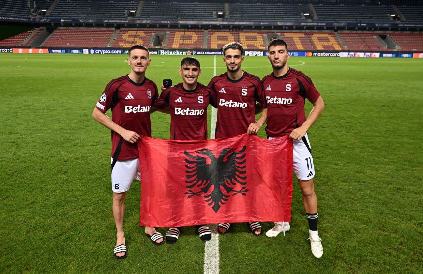 Shqiptarët e Spartës pozojnë me flamurin Kuq e Zi pas kualifikimit në Ligën e Kampionëve