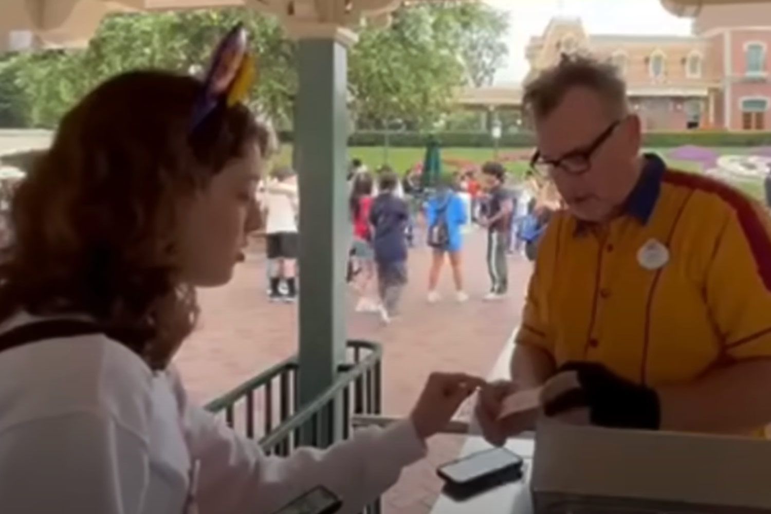 Disneyland pranon biletën e hyrjes të fituar nga një burrë më 1985