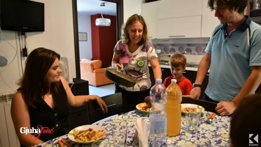 Familja arbëreshe shtron drekë për shqiptarët nga Kosova (VIDEO)