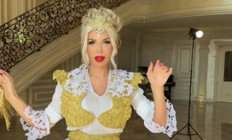 Edona James shfaqet me veshje tradicionale