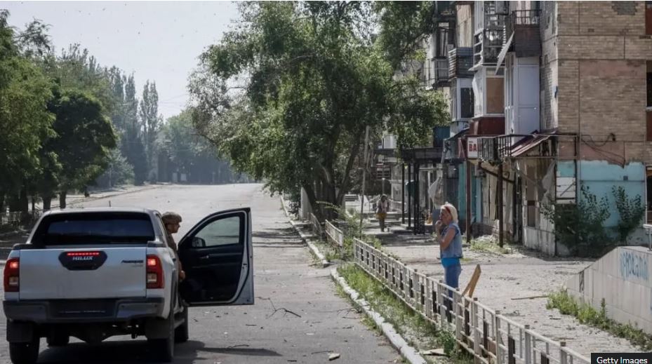 Forcat ruse pretendojnë se një qytet tjetër është pushtuar në Ukrainën lindore