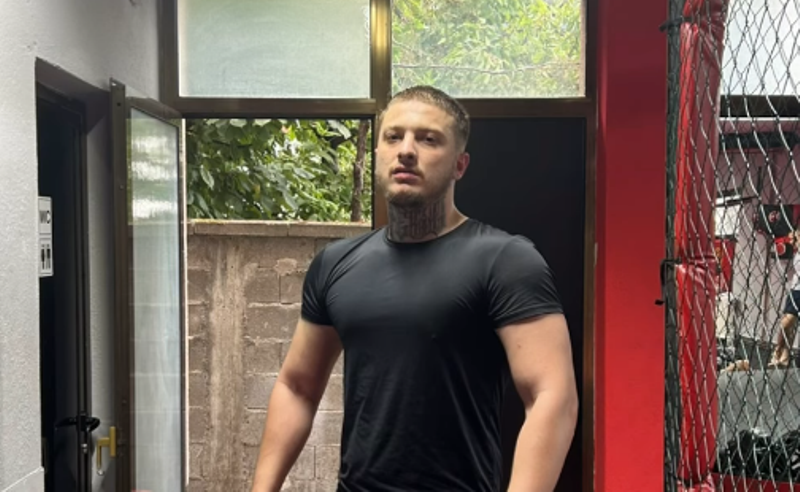 Fero si ndahet fitnesit, ushtron me pesha 210 kilogramë