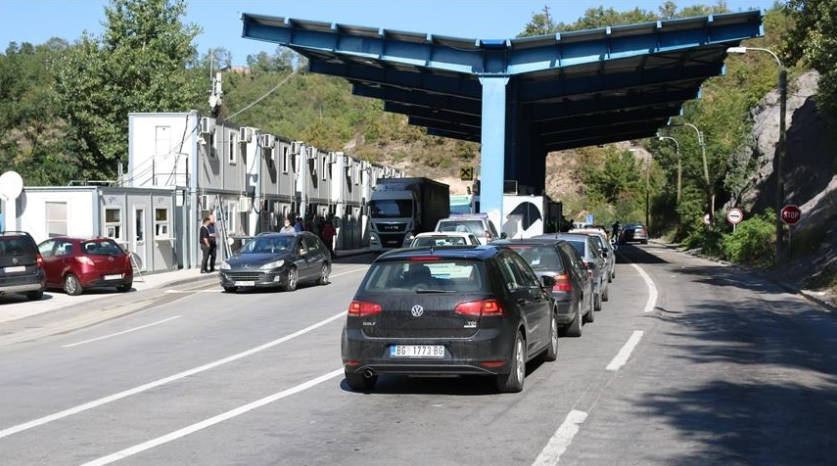 Rreth një orë pritje në Jarinje