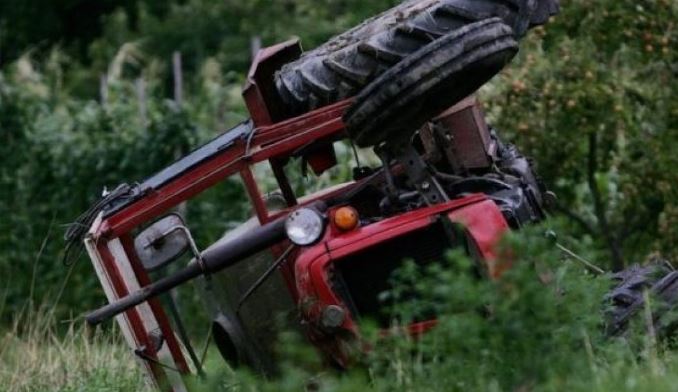 Vdes një burrë në Gjakovë, u aksidentua me traktor