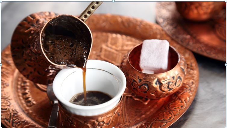 A prishet cilësia e gjumit nëse pini kafe në mbrëmje?