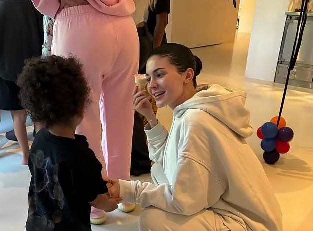 Kylie Jenner ndan foto pa grim