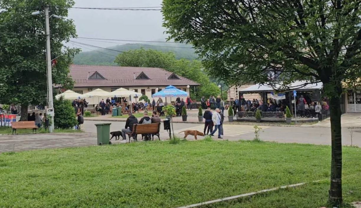 Dyshohet se kaluan ilegalisht kufirin Serbi-Kosovë, policia interviston dy kosovarët në Leposaviq