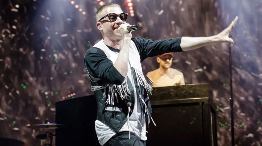 Tifozja e Macklemore, e kërkuar në Sllovaki, u arrestua pasi iu bashkua reperit në skenë