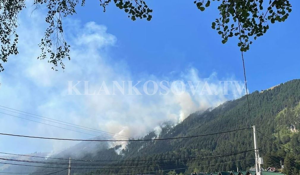 Bëhen bashkë zjarrfikës, policë e vullnetarë për të shuar zjarrin në Prevallë