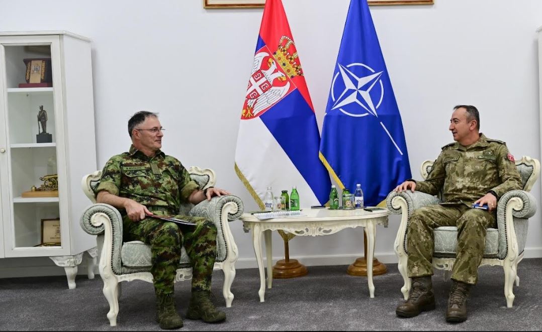 Komandanti i KFOR-it dhe ai i ushtrisë serbe flasin për sigurinë dhe ndikimin në stabilitetin rajonal