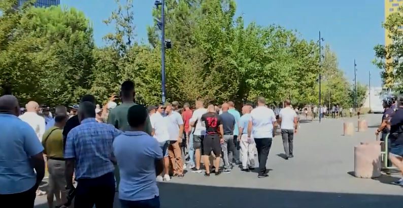 Opozita proteston te Bashkia e Tiranës: Nuk ka tërheqje deri në arrestimin e Veliajt
