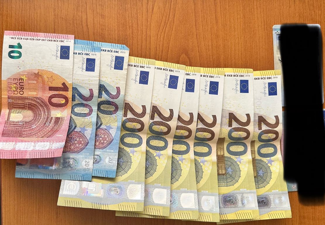 Lipjanasi e gjeti portofolin me para e dokumente, e dorëzon në polici