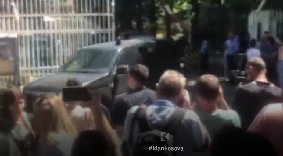 Serbët u tubuan para stacionit policor gjatë lirimit të Arsenijeviqit