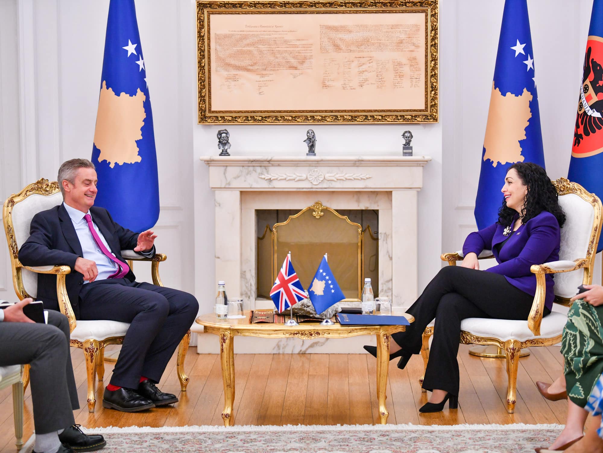 Presidentja Vjosa Osmani ka pritur sot në takim ambasadorin e Mbretërisë së Bashkuar në Kosovë, Jonathan Hargreaves