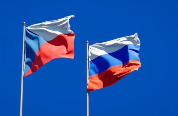 Flamuri rus (djathtas), dhe ai i Republikës Çeke (majtas).