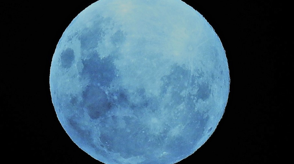 Superhëna blu ndriçoi qiellin në mbarë botën