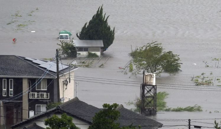 Një tajfun i afrohet Japonisë, pritet të evakuohen 4 milionë njerëz