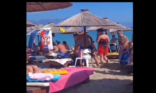 ‘’Shqiponja’’ braktis plazhin pranë Budvas, shkak muzika dhe ngjyrat e flamurit serb (VIDEO)