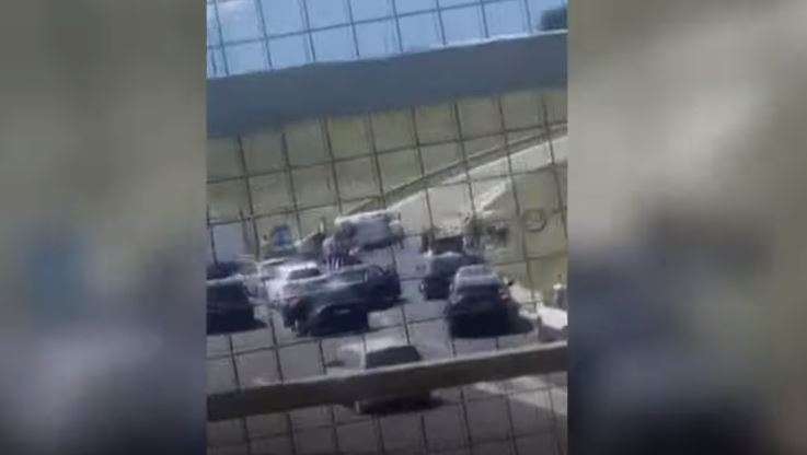 Rrokulliset një veturë në autostradën "Ibrahim Rugova", katër të lënduar (VIDEO)
