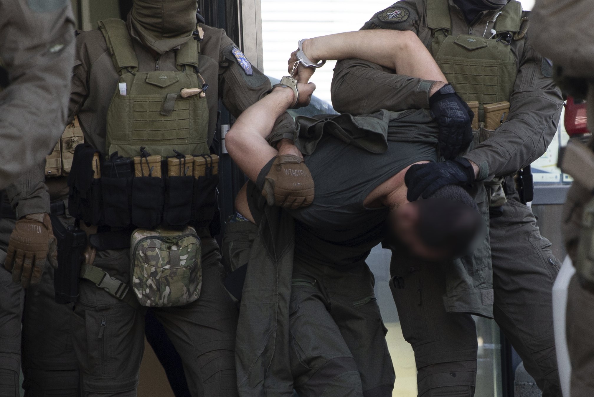 Pesë të arrestuar nga Prokuroria Speciale, dyshohen se vranë dhe dogjën për së gjalli civilët shqiptarë