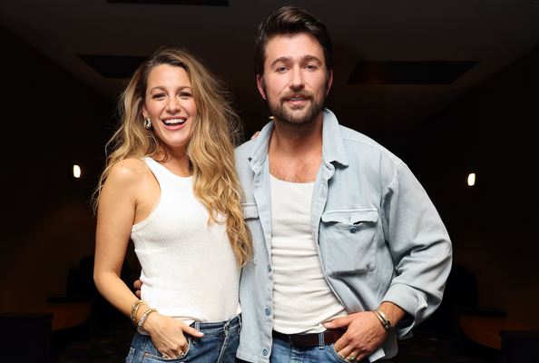 Sklenar mbron Livelyn, u kërkon fansave të ndalojnë përhapjen e urrejtjes