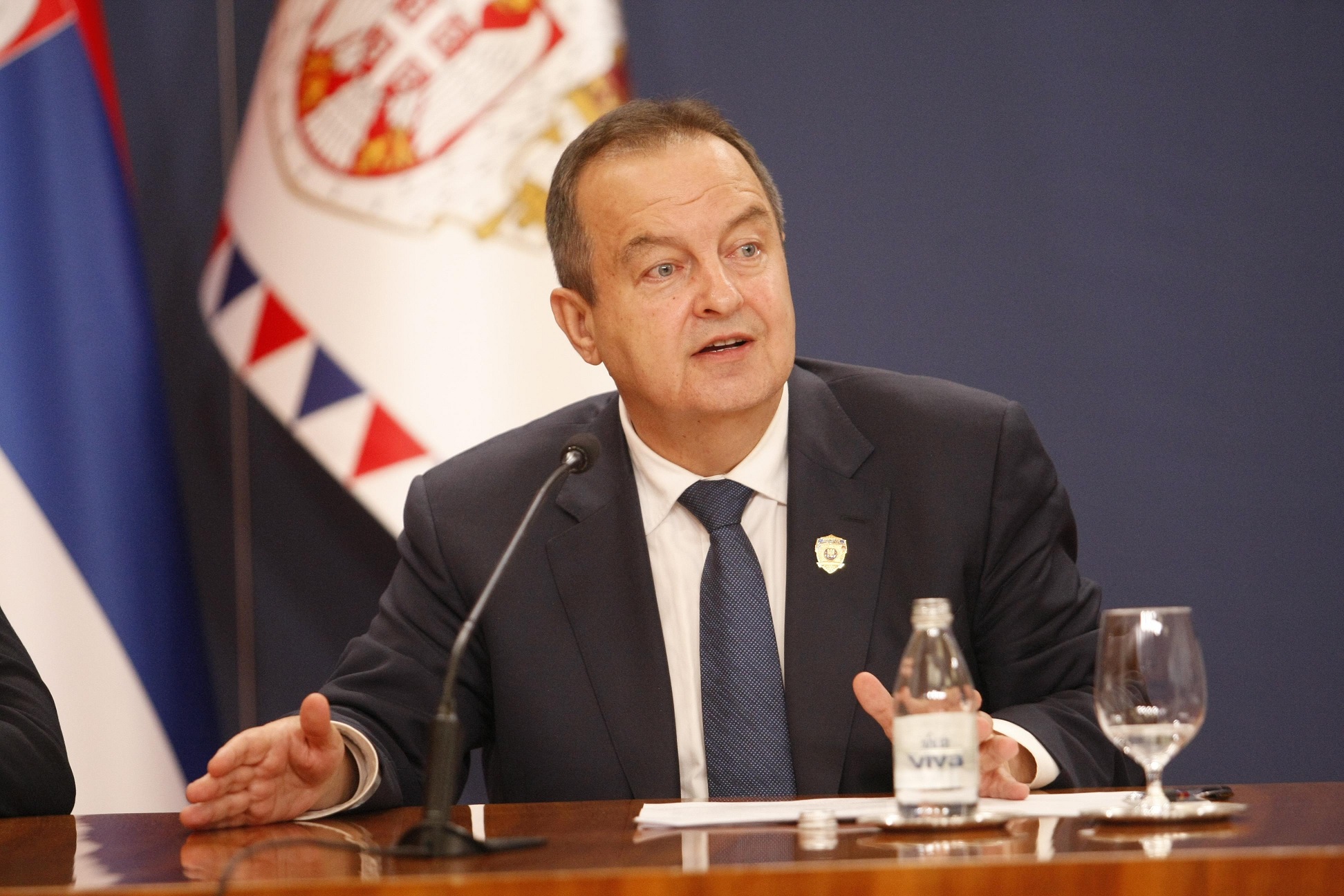 Daçiqi publikon një emër shqiptar për të cilin pretendon se ka kërcënuar ambasadat serbe në Evropë
