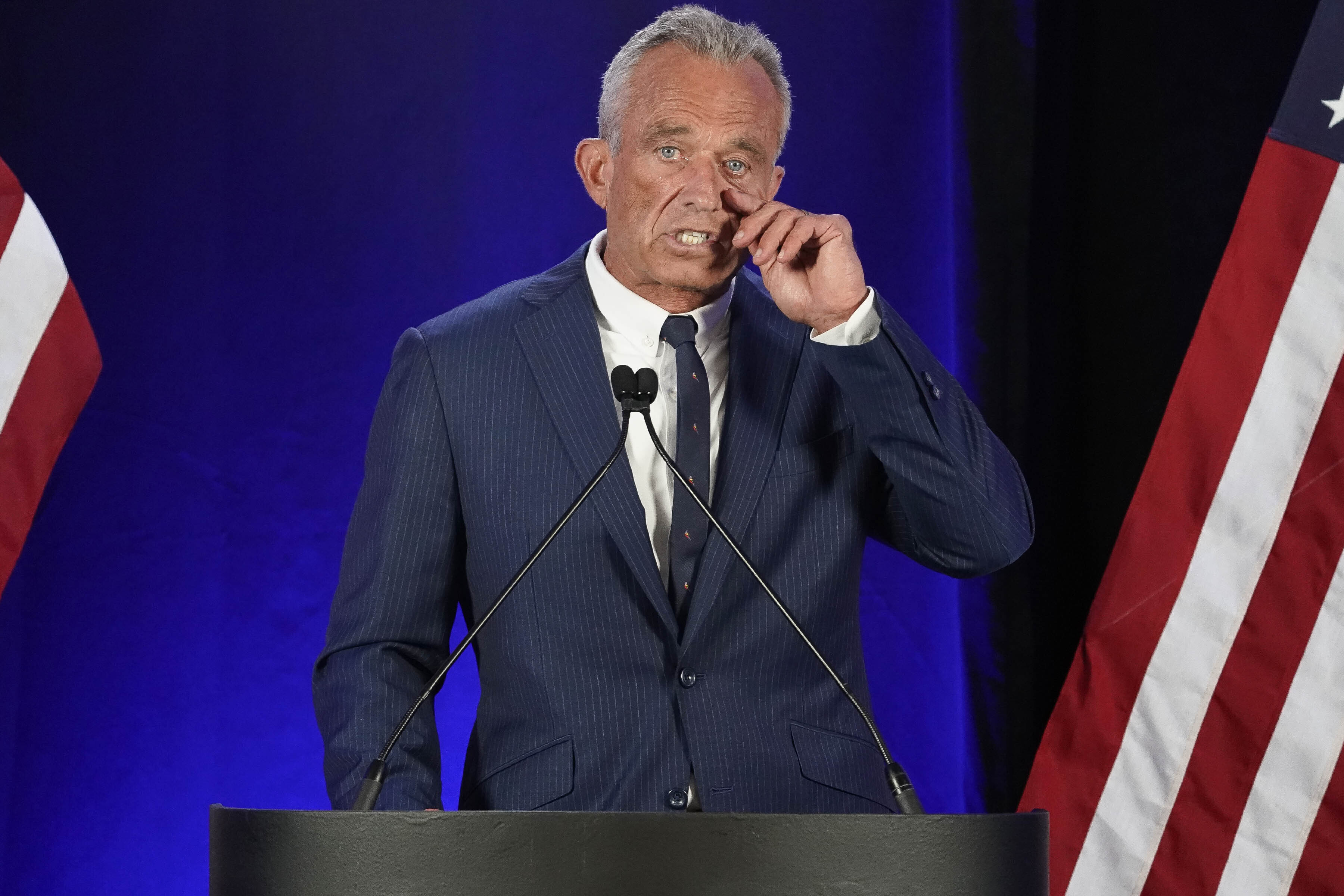 Kennedy pezullon fushatën presidenciale në ShBA, mbështet Trumpin