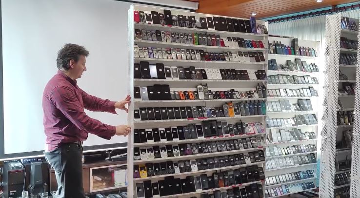 Spanjolli koleksionon 3 mijë e 615 celularë Nokia (VIDEO)