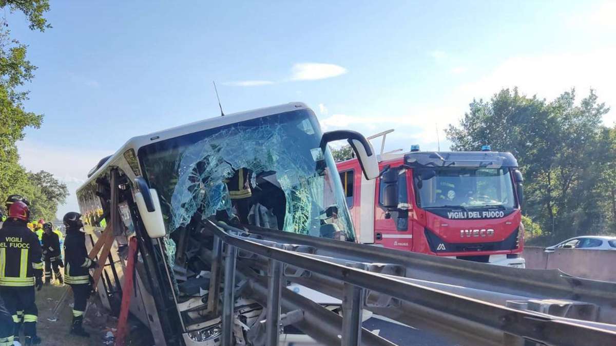 Një i vdekur e 25 të plagosur nga aksidenti i rëndë i një autobusi në Toskana