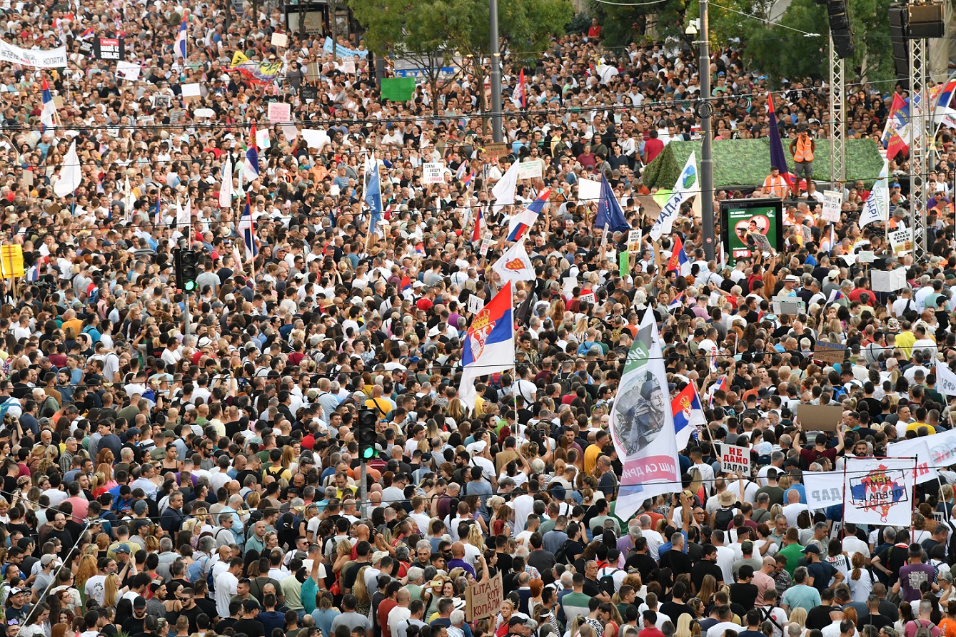 Protestë masive në Beograd kundër minierës së litiumit