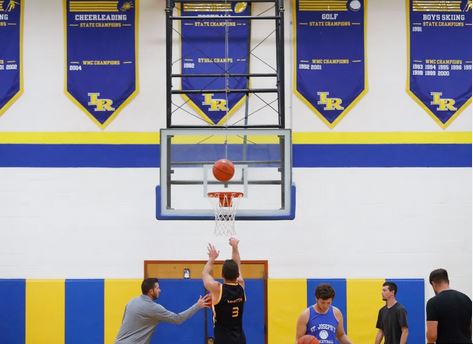 Trajneri i basketbollit shënon 1134 trepikëshe në 1 orë për të thyer rekordin botëror (VIDEO)
