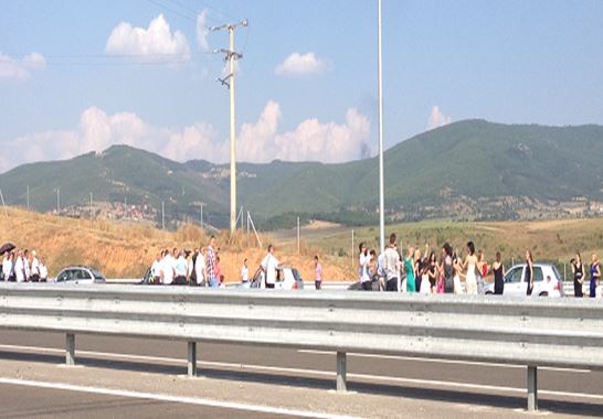Policia ua kujton rregullat krushqve: Mos hidhni valle në rrugë e mos u ulni nëpër dritare të makinave