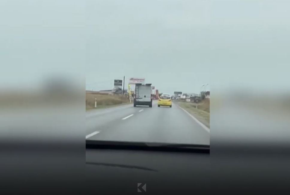 “Çmendet” shoferi i një furgoni në magjistralen Prishtinë-Ferizaj, rrezikon trafikun