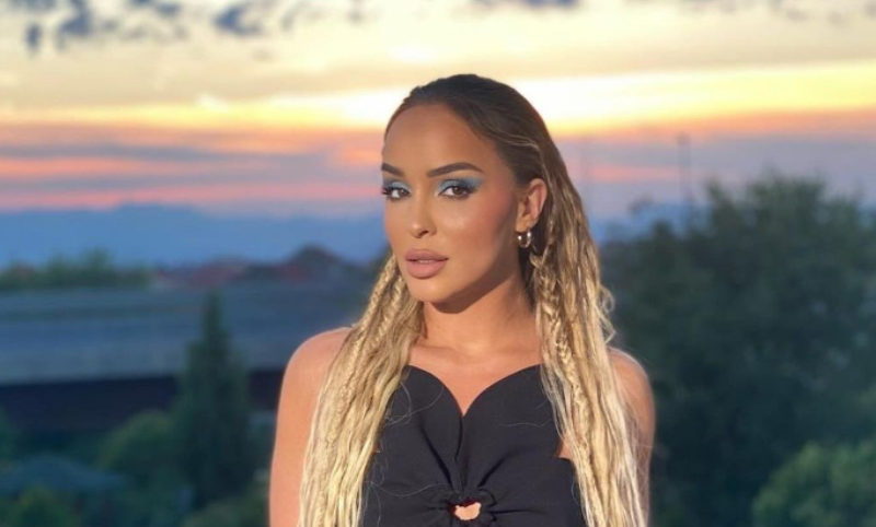 Adelina Berisha pozon nga vetura, po duket vezulluese