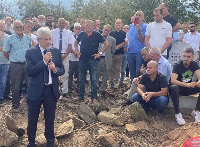 Kryetari i BDI-së, Ali Ahmeti, pjesëmarrës në varrimin e atdhetarit Ismajl Vishit.