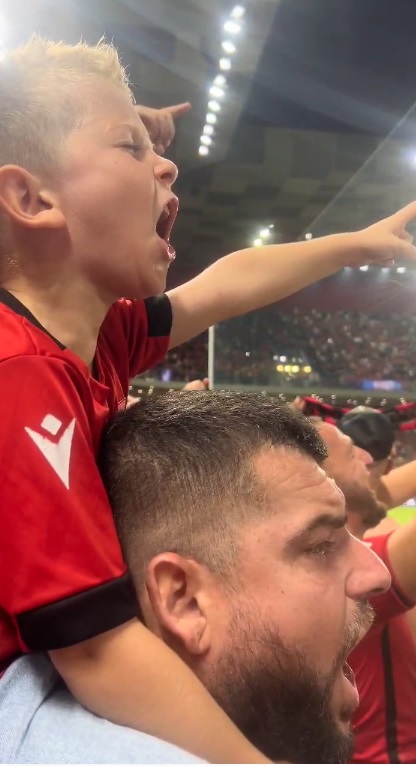 Vetëm 5 vjeçar por Himnin kombëtar e këndon me zemër (VIDEO)