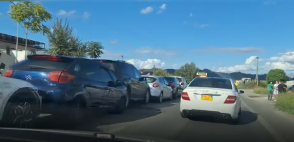 Aksident zinxhiror në autostradën Durrës - Tiranë, shkakton bllokim trafiku (VIDEO)