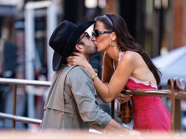 Bella Hadid dhe i dashuri i saj nuk kursejnë puthjet as në publik