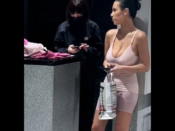 Gruaja e Kanye West, çudit me veshjen – nuk zhvishet