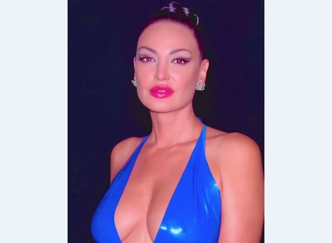 Hapni rrugë njerëz, po vjen Bleona blu (VIDEO)