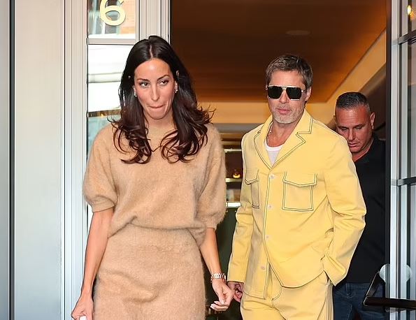 Brad Pitt, i dashuruar kokë e këmbë