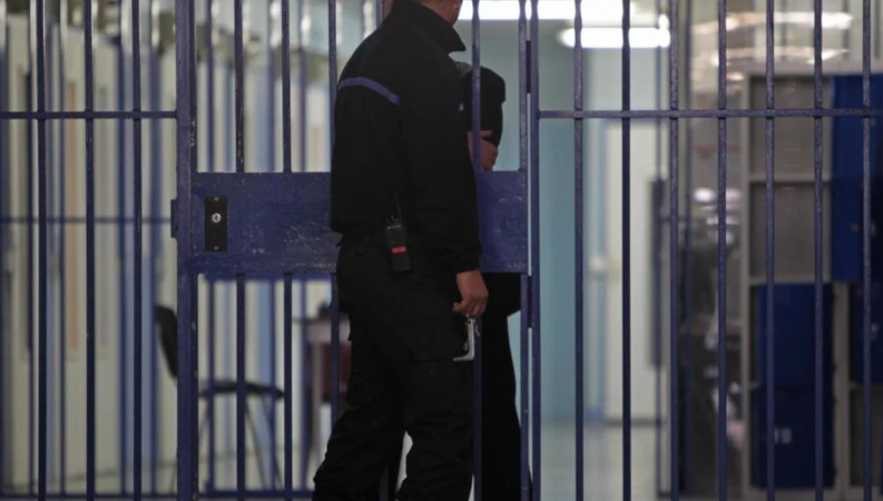 I dënuari shqiptar rrah tre gardianë burgu në Francë, njëri prej tyre përfundon me 17 qepje në fytyrë