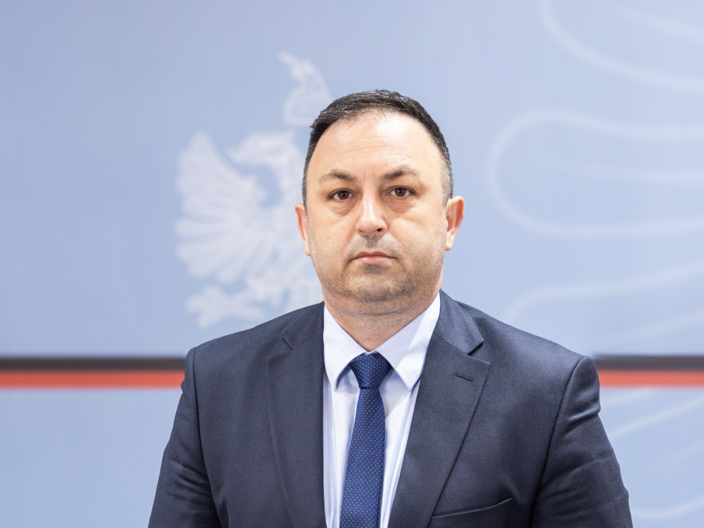 Ministri Hoxha fton drejtuesit e Policisë të kandidojnë për Drejtor të Përgjithshëm