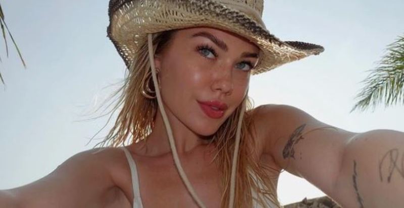 Keisi e “zjarrtë” e veshur me bikini jeshile