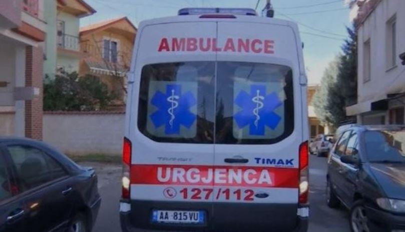 Aksident i "çuditshëm" në Tiranë, ambulanca përplaset me një motoçikletë