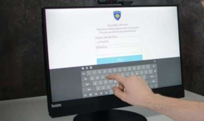 Një kandidat për patentë shofer kapet duke përdorur pajisje elektronike, një tjetër ndalohet pasi pranoi para për t’i ndihmuar