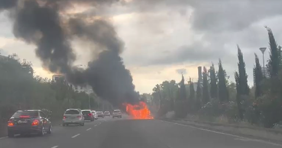 Digjet një veturë në lëvizje në Sarandë