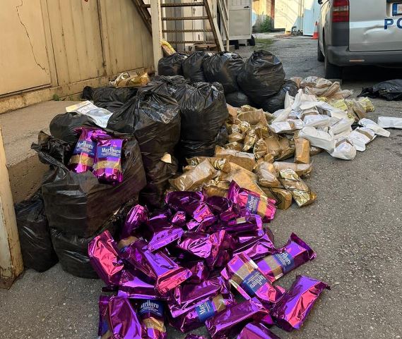 Dogana kap 340 kilogramë duhan në kufi me Serbinë, arrijnë vlerën e 20 mijë eurove