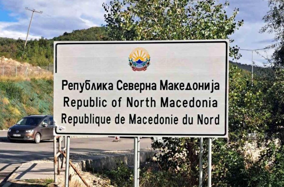 Bllacë: U hoqën tabelat në shqip, por u rikthyen përsëri - kush qëndron pas këtyre veprimeve?