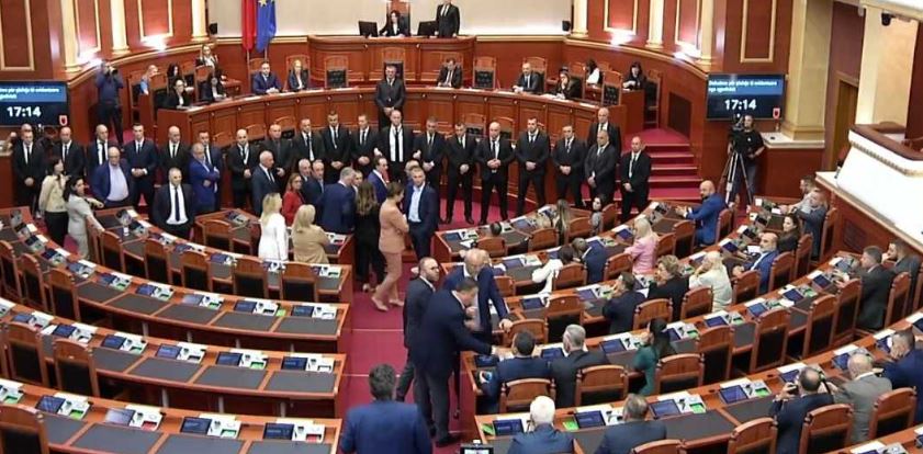 Mbyllet seanca plenare në Kuvendin e Shqipërisë mes tensioneve dhe kaosit